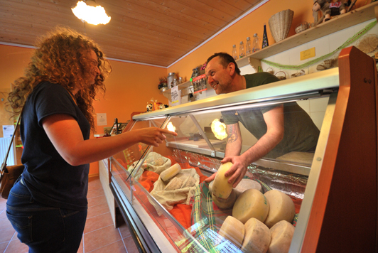 Vendita formaggi nello spaccio aziendale. Foto F.Garavello